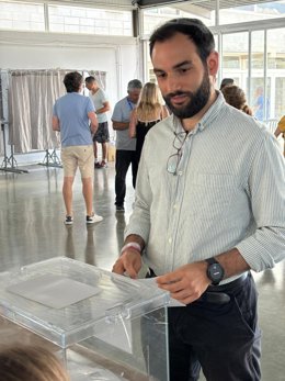 El candidato de El PI, Jordi Prunés, vota en el CEIP Son Ferriol