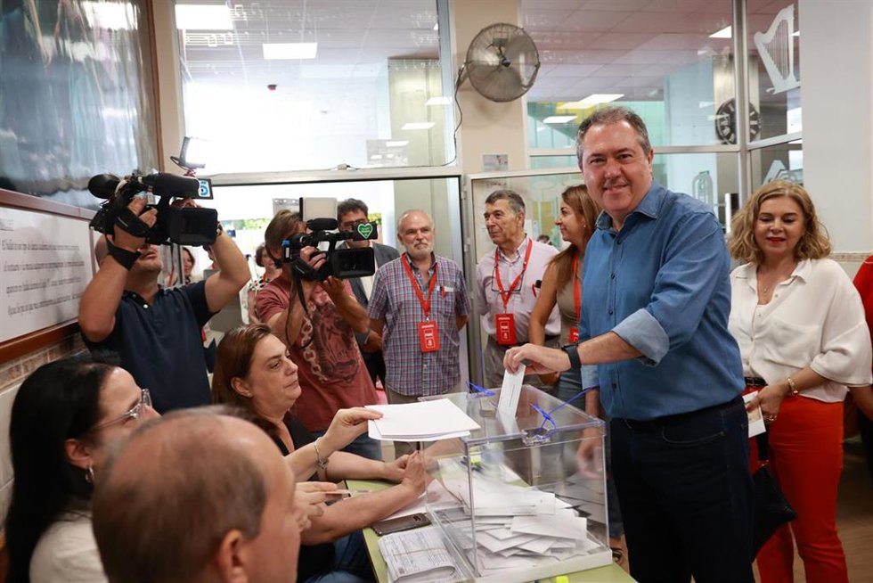 El secretario general del PSOE-A, Juan Espadas, ejerce el derecho al voto este 9J en el colegio San Juan Bosco de Sevilla