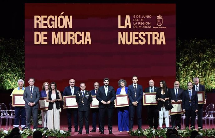 Acto institucional para conmemorar la aprobación del Estatuto de Autonomía en 1982