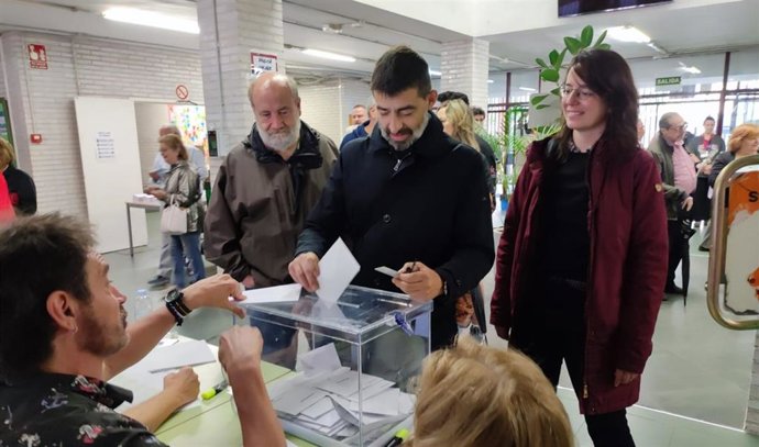 Álvaro Sanz (IU), candidato de SUMAR Aragón,acompañado por José Manuel Alonso y Esperanza Jubera.