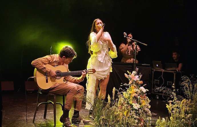 Primer concierto como solista de Vera GRV en el Teatro Apolo de Almería.