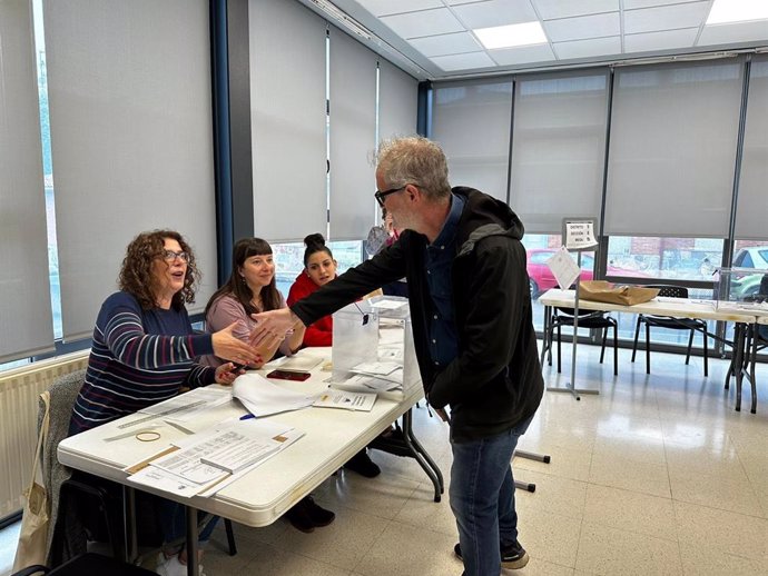 El diputado de Sumar, Rafael Cofiño, votando.