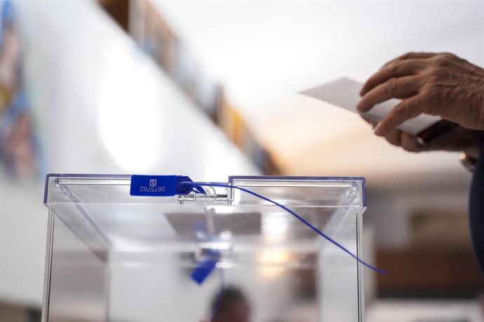 Detalle de la jornada electoral en el Colegio de los Maristas, a 9 de junio de 2024, en Sevilla (Andalucía, España)