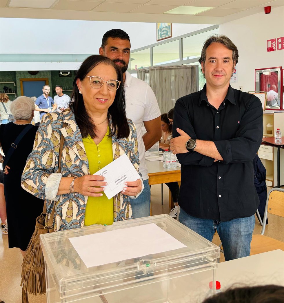 La presidenta de Les Corts Valencianes, presidenta provincial de Vox en Castellón y candidata de esta formación al Parlamento Europeo, Llanos Massó, ejerce su derecho al voto en las elecciones del 9J