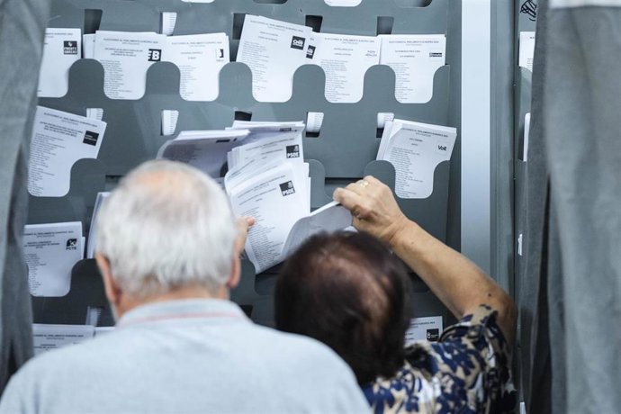 Un matrimonio escoge el voto, a 9 de junio de 2024, en Sevilla (Andalucía, España). 
