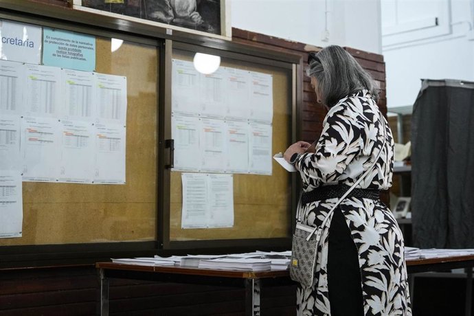 Una señora guarda una papeleta en un sobre para votar, a 9 de junio de 2024. Archivo.