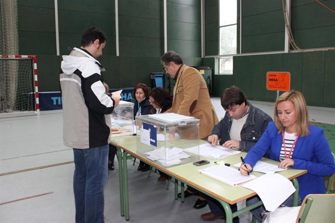 Archivo - Personas votando.