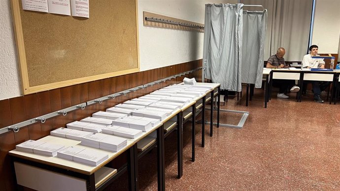 Colegio electoral en Bilbao en el momento de la apertura.