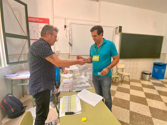 El diputado en el parlamento de Andalucía y Presidente de VOX en Málaga, Antonio Sevilla, ejerce su derecho al voto.