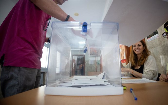 Una persona ejerce su derecho a voto en el colegio de Nuestra Señora del Buen Consejo, a 9 de junio de 2024, en Madrid (España). Hoy tienen lugar las elecciones europeas de 2024 en España. Más de 38 millones de españoles están llamados a pasar por las urn