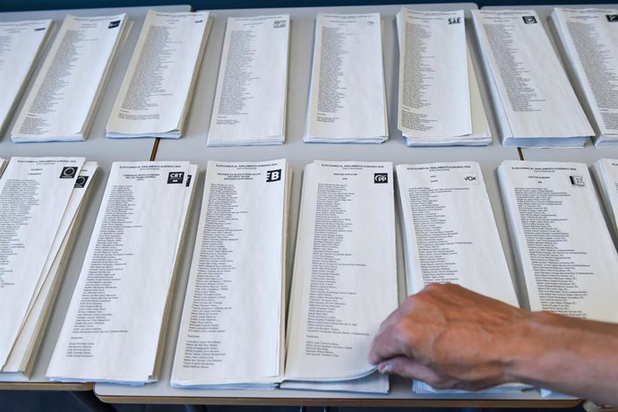 Una persona ejerce su derecho a voto el 9J