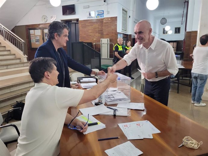 El portavoz del Grupo Socialista del Ayuntamiento de Sevilla, Antonio Muñoz,  ejerce su derecho al voto este 9J