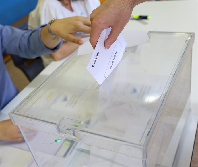 Una persona ejerce su derecho a voto en el colegio público La Navata, a 9 de junio de 2024, en Galapagar, Madrid (España). 