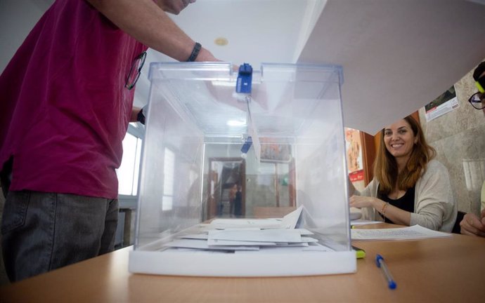 Una persona ejerce su derecho a voto en el colegio de Nuestra Señora del Buen Consejo, a 9 de junio de 2024, en Madrid (España).