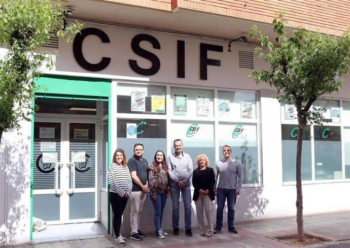 La dirección del CSIF junto a la sede