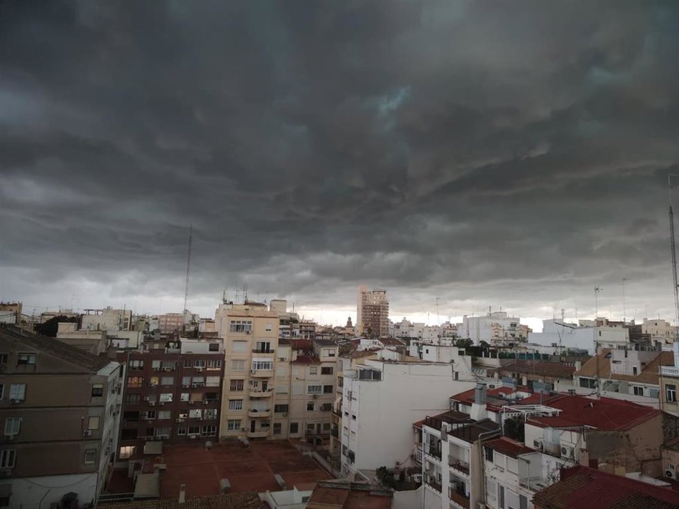 Archivo - Nubes negras sobre Valncia