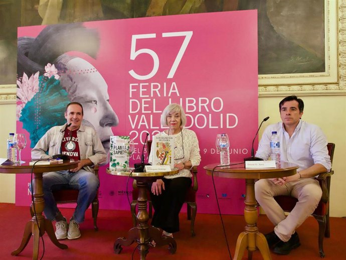 Mesa redonda de divulgación científica en la Feria del Libro de Valladolid.
