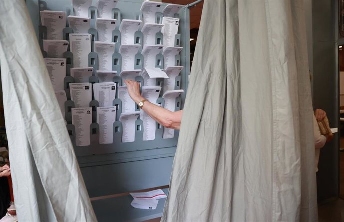 Vista de un colegio electoral en Málaga, a 9 de junio de 2024, en Málaga (Andalucía, España). Hoy tienen lugar las elecciones europeas de 2024 en España. Más de 38 millones de españoles están llamados a pasar por las urnas en unos comicios en los que se