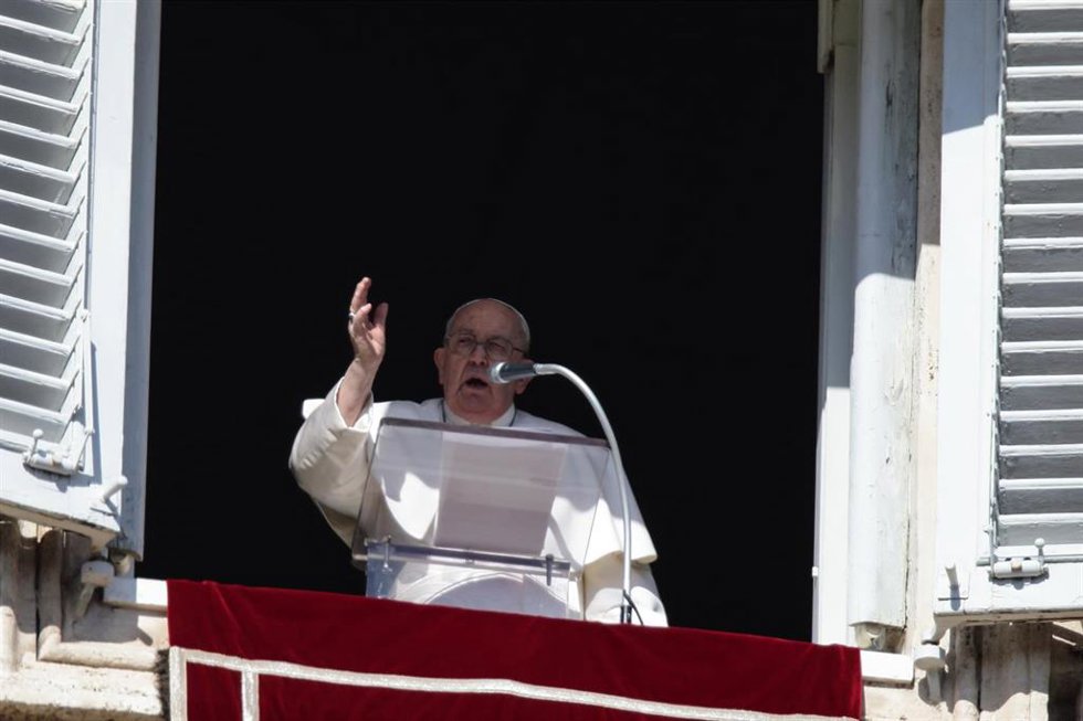 Archivo - El Papa en uno de los rezos de los Ángelus