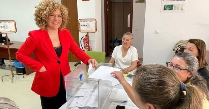 La secretaria general del PSOE de Huelva, María Eugenia Limón, en el momento de votar. 
