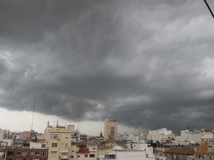 Archivo - Tormenta, lluvia, nubes en València                
