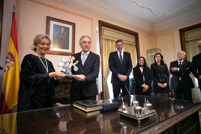 Los alcaldes de Lugo y Mondoñedo, Paula Alvarellos y Manuel Ángel Otero, junto al conselleiro de Cultura, José López Campos, en los actos por la Ofrenda al Antiguo Reino de Galicia.