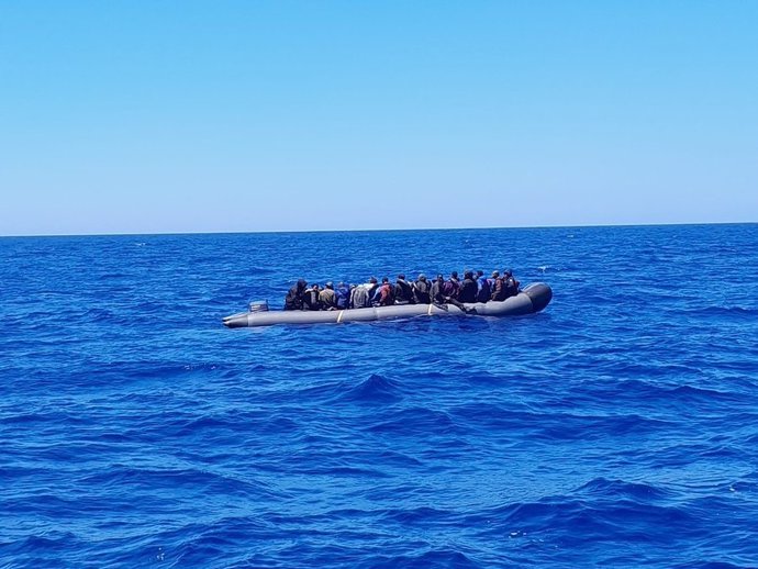 Salvamento Marítimo intercepta una embarcación neumática en aguas de Fuerteventura