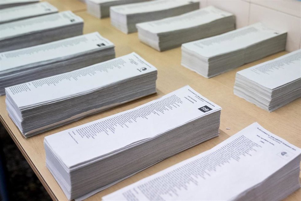 Papeletas electorales en un colegio electoral.