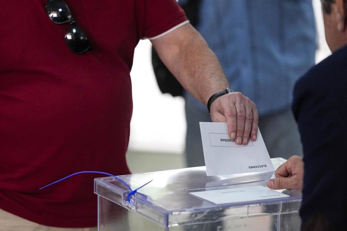 Un hombre realiza su derecho al voto, a 9 de junio de 2024, en Sevilla (Andalucía, España). 