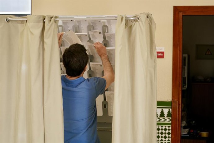 Votantes en un colegio electoral en Málaga, a 9 de junio de 2024, en Málaga (Andalucía, España). Hoy tienen lugar las elecciones europeas de 2024 en España. Más de 38 millones de españoles están llamados a pasar por las urnas en unos comicios en los que s