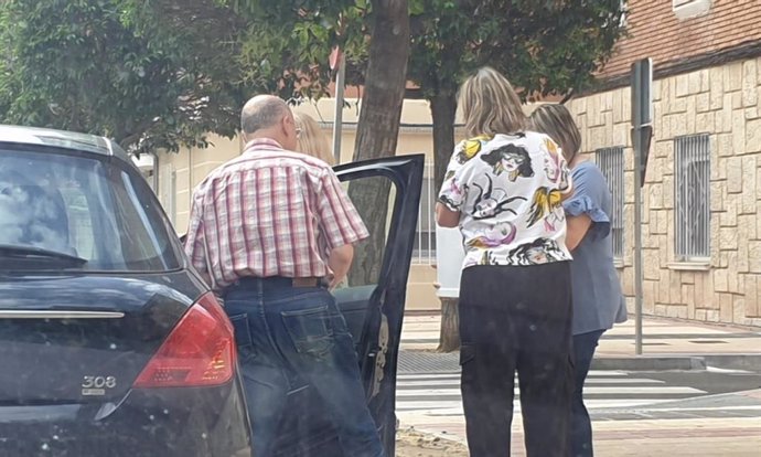 Miembros de una mesa electoral ubicada en el CEIP Francisco de Quevedo y Villegas de Valladolid han sacado a la calle una urna para que una mujer mayor con discapacidad pudiera votar.