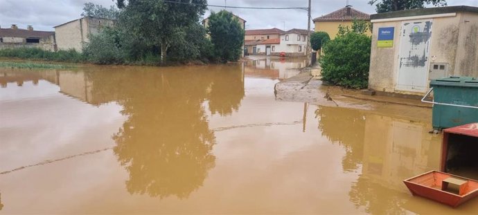 Las lluvias provocan el desbordamiento de un arroyo en Cerecinos de Campos (Zamora)