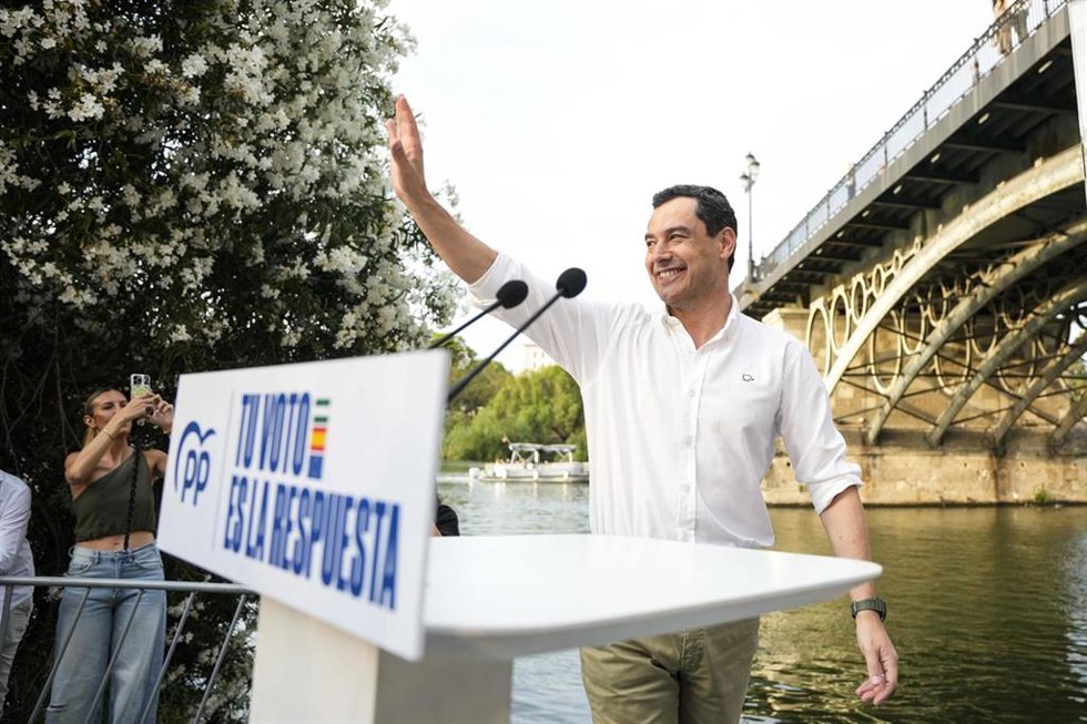 El presidente de la Junta de Andalucía, Juanma Moreno, interviene durante el acto regional de cierre de campaña del 9J del PP-A en el Paseo Nuestra Señora de la O, a 7 de junio de 2024 en Sevilla (Andalucía, España)