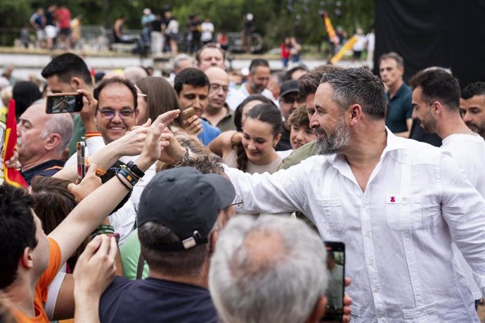 El presidente de VOX, Santiago Abascal, durante el acto de cierre de campaña de VOX, en el Parque de la Fuente, a 7 de junio de 2024, en Fuenlabrada, Madrid (España).