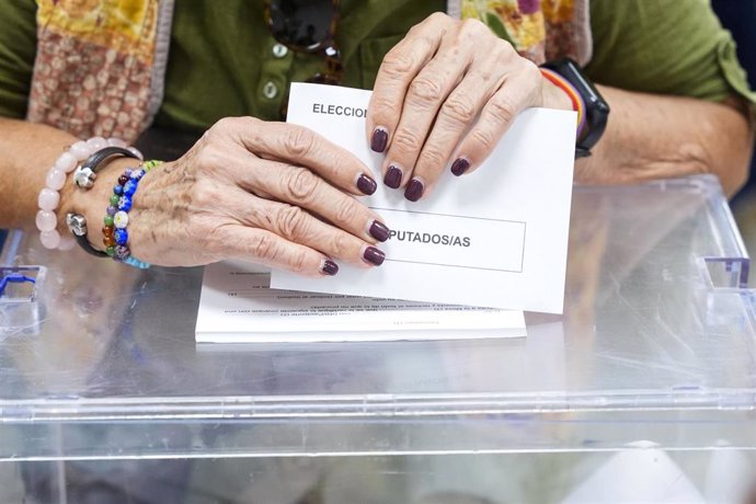 Detalle de una sobre antes de meterlo en la urna, a 9 de junio de 2024,