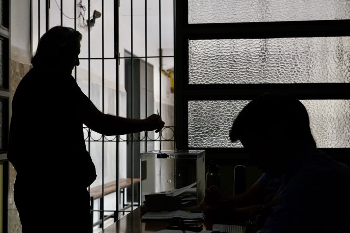 Detalle de una mesa electoral en Málaga, a 9 de junio de 2024, en Málaga (Andalucía, España). Hoy tienen lugar las elecciones europeas de 2024 en España. Más de 38 millones de españoles están llamados a pasar por las urnas en unos comicios en los que se e