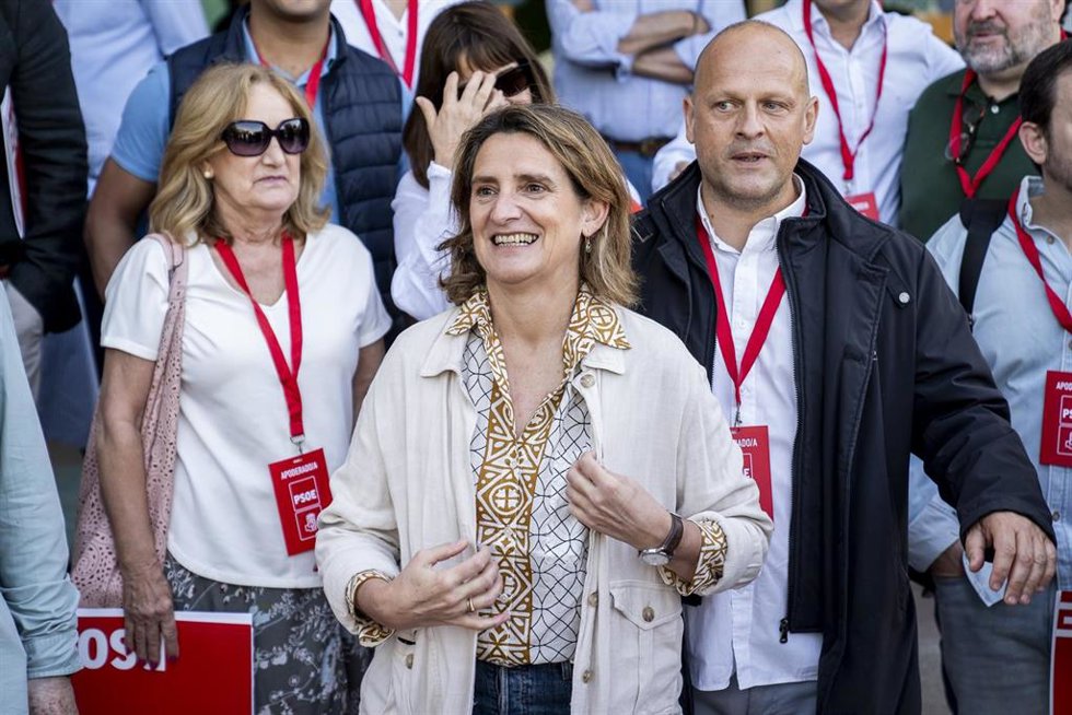 La cabeza de lista del PSOE al Parlamento Europeo y vicepresidenta tercera del Gobierno, Teresa Ribera (c), tras ejercer su derecho a voto en el colegio Benito Pérez Galdós, a 9 de junio de 2024, en Majadahonda, Madrid (España).