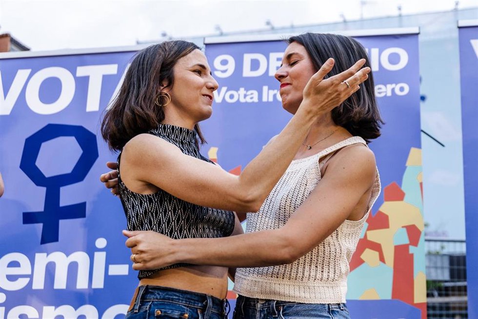 La secretaria general de Podemos, Ione Belarra y la cabeza de lista de Podemos a las elecciones europeas, Irene Montero, durante el acto de cierre de campaña de Podemos, en la plaza de Pedro Zerolo, a 7 de junio de 2024, en Madrid (España).