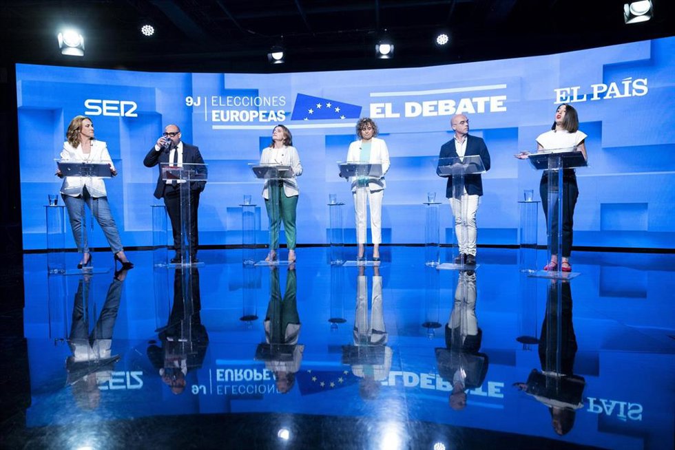 (I-D) Los candidatos al Parlamento Europeo para las elecciones del 9J, Estrella Galán (Sumar), Jordi Cañas (Ciudadanos), Teresa Ribera (PSOE), Dolors Montserrat (PP), Jorge Buxadé (VOX) e Irene Montero (Podemos), intervienen durante un debate electoral,