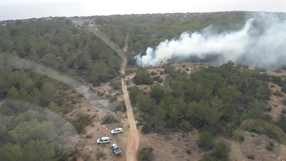 Imágenes aéreas del incendio iniciado este domingo en la zona de Can Corda en Formentera.