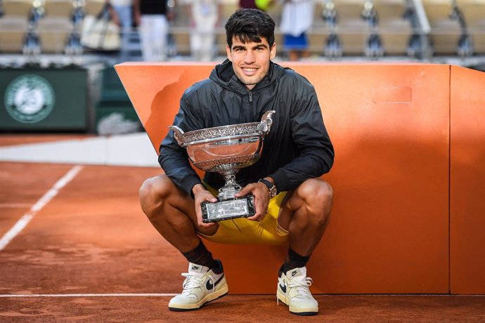 Carlos ALCARAZ of Spain celebrates his victory with the trophy during the fifteenth day of Roland-Garros 2024, ATP and WTA Grand Slam tennis tournament on June 09, 2024 at Roland-Garros stadium in Paris, France - Photo Matthieu Mirville / DPPI