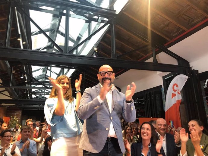 El cabeza de lista de Ciudadanos a las elecciones europeas del 9 de junio, Jordi Cañas, (dcha.) junto con la 'número 3' de las listas, Mariana Boadella, (izq.) durante el acto de cierre de campaña, a 7 de junio de 2024, en MADRID.