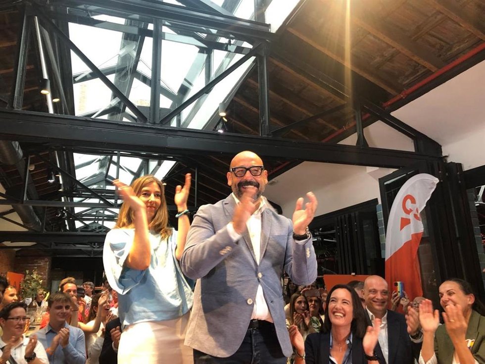 El cabeza de lista de Ciudadanos a las elecciones europeas del 9 de junio, Jordi Cañas, (dcha.) junto con la 'número 3' de las listas, Mariana Boadella, (izq.) durante el acto de cierre de campaña, a 7 de junio de 2024, en MADRID.