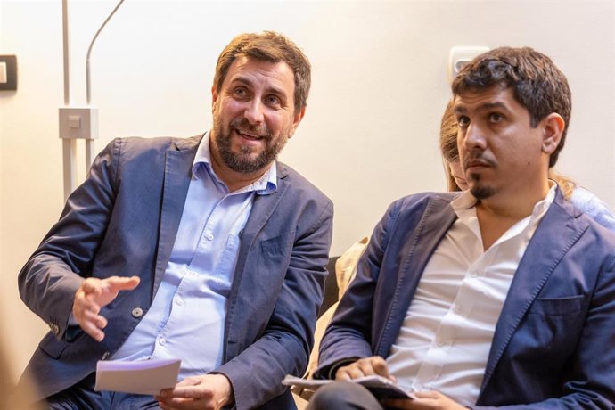 El cabeza de lista de Junts a las elecciones europeas, Toni Comín, y el número 3, Aleix Sarri