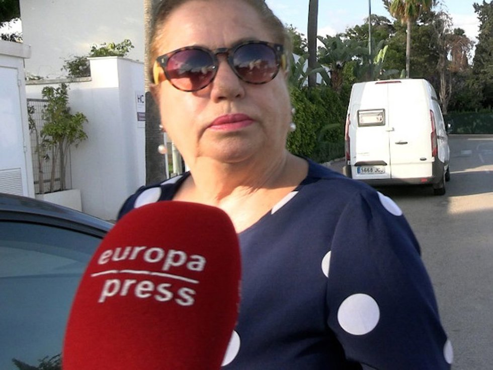 Mayte Zaldívar atendiendo a la prensa tras visitar a Julián Muñoz en el hospital.