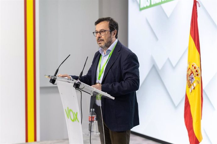 El portavoz de VOX, José Antonio Fúster, comparece durante el seguimiento de la jornada electoral de elecciones europeas, en la sede de VOX, a 9 de junio de 2024, en Madrid (España).