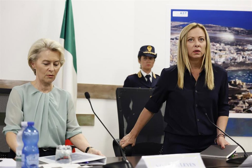 Archivo - La presidenta de la Comisión Europea, Ursula Von der Leyen, y la primera ministra de Italia, Giorgia Meloni
