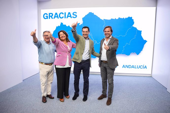 El presidente de la Junta de Andalucía, Juanma Moreno, (2d) junto a Carmen Crespo (2i)  Juan Ignacio Zoido, (i) y Antonio Repullo, (d) tras el triunfo del PP en las elecciones del 9J en Andalucía