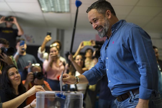 09 June 2024, Spain, Madrid: Santiago Abascal, Leader of the far-right Spanish party VOX, casts his ballot paper into a ballot box at a polling station during the European elections. Photo: Luis Soto/ZUMA Press Wire/dpa