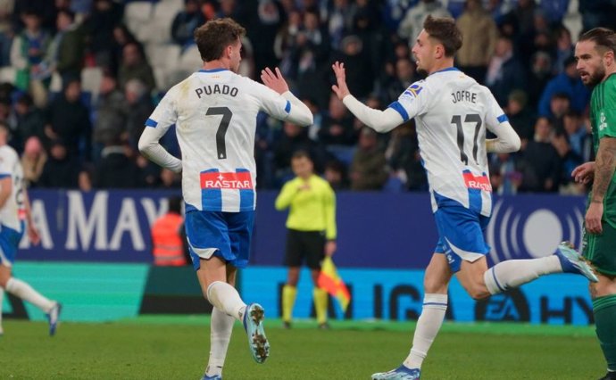 Archivo - Javi Puado celebra con Jofre el 3-3 del Espanyol ante el Burgos en LaLiga Hypermotion 2023-2024